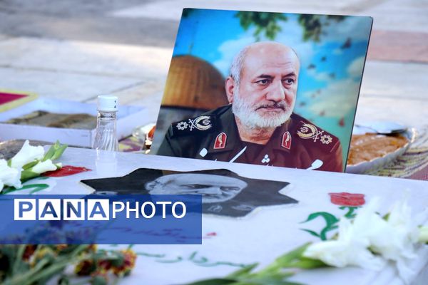 ادای احترام وزیر آموزش و پرورش و فرماندهان سپاه بر مزار سردار شهید کاظمی در بهشت رضا(ع)