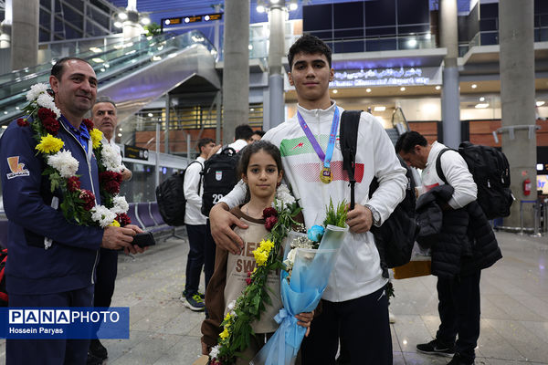 بازگشت طلایی‌پوشان بلندقامت دانش‌آموز ایران با کاپ قهرمانی