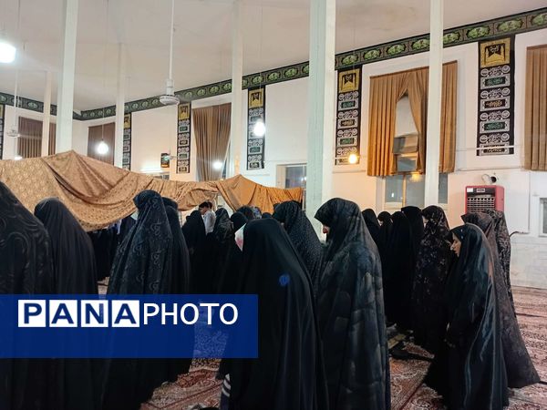 نماز جماعت در مراسم شب بیعت با امام زمان (عج) در خلیل آباد