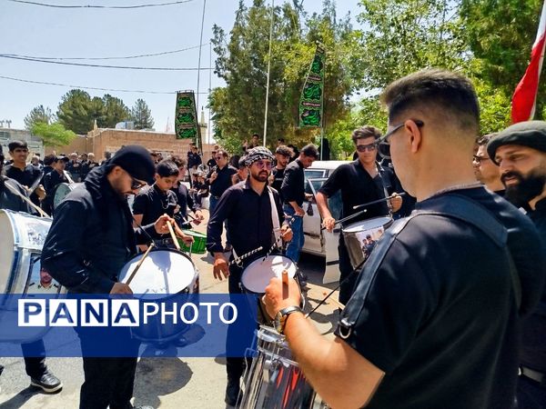 حماسه زنجیرزنی در فدافن؛ عزاداری دهه اول محرم با حضور پرشور جوانان