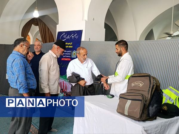 برپایی میز خدمات در مصلی نماز جمعه توسط نیروی انتظامی شهرستان خلیل اباد 