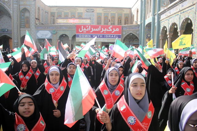 جلوه‌هایی از حضور حماسی دانش‌آموزان قم در راهپیمایی یوم الله ۱۳ آبان