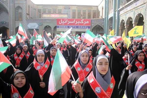 جلوه‌هایی از حضور حماسی دانش‌آموزان قم در راهپیمایی یوم الله ۱۳ آبان