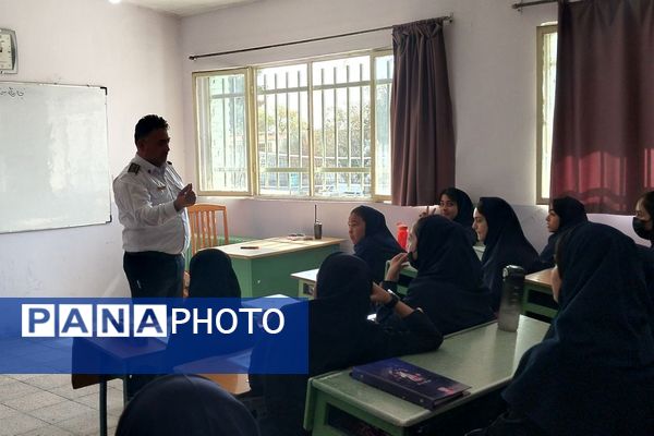 آموزش اصول اولیه آتش‌نشانی در مدرسه زکیه صباشهر