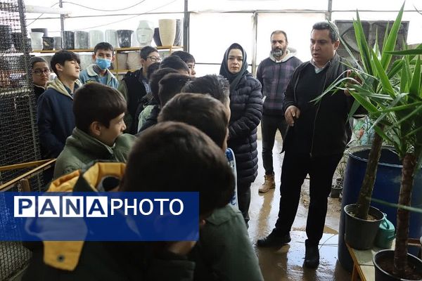 بازدید دانش‌آموزان دبستان شهید سلیمی جهرمی از گلخانه شهرداری کهریزک 