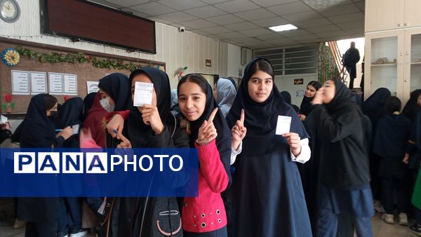 انتخابات شورای دانش آموزی در دبیرستان دخترانه سروقد