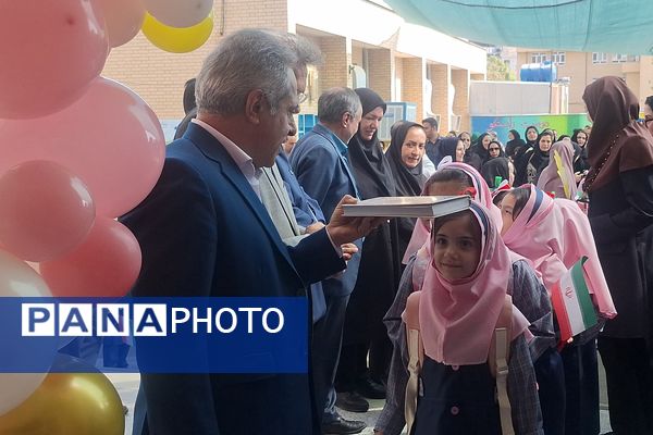 حضور مشاور وزیر آموزش و پرورش گرمابخش محفل شکوفه‌های شیراز