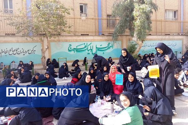 برگزاری نمایشگاه و مراسم صبحانه سلامت به مناسبت هفته تربیت بدنی در دبیرستان راضیه شکرایی ناحیه دو شهرری 