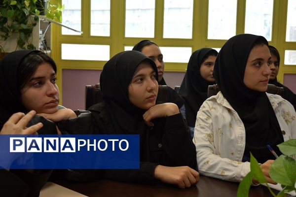 برای اولین‌بار؛ برگزاری کافه ۵۷ در دبیرستان‌ نمونه دولتی ولایت بهارستان‌دو