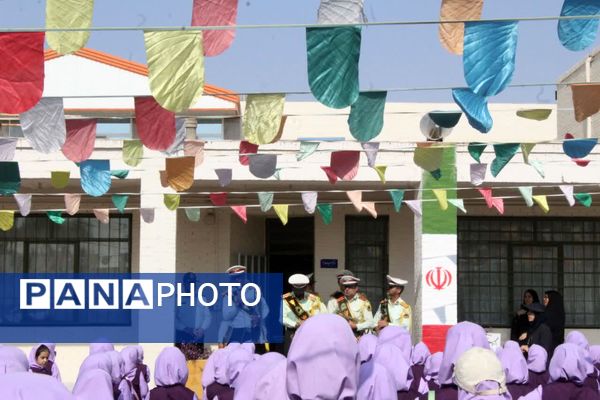حضور پلیس در دبستان فاطمهالزهرا برای آموزش پیشگیری از آسیبهای اجتماعی