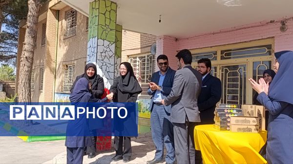 تقدیر از برگزیدگان مسابقات قرآن، عترت و نماز در دبیرستان حضرت سکینه