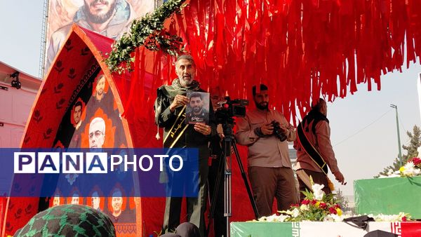 تشییع پیکر شهدای گمنام در دستان مردم کرج