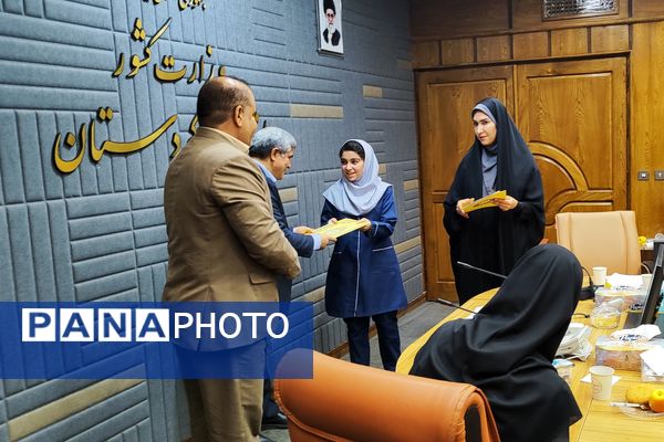 دیدار صمیمی استاندار کردستان با جمعی از دختران نخبه استان