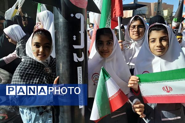 حضور پرشور دانش‌آموزان فشافویه در راهپیمایی ۱۳ آبان