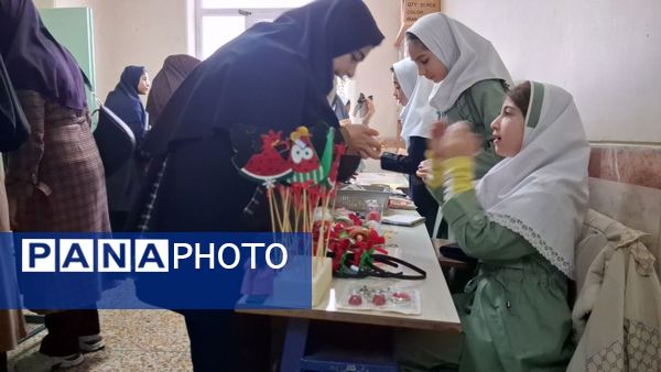 بازارچه مادر دختری با دست‌سازه‌های دانش‌آموزی 