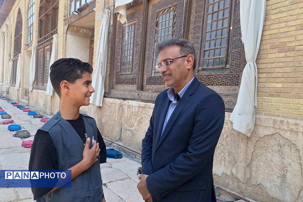 آیین اهدای ۲۵هزار بسته نوشت افزار به دانشآموزان نیازمند