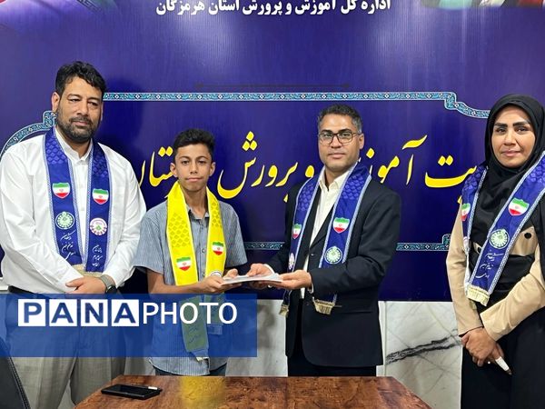 مراسم تجلیل از دانش‌آموز خبرنگاران بندرلنگه