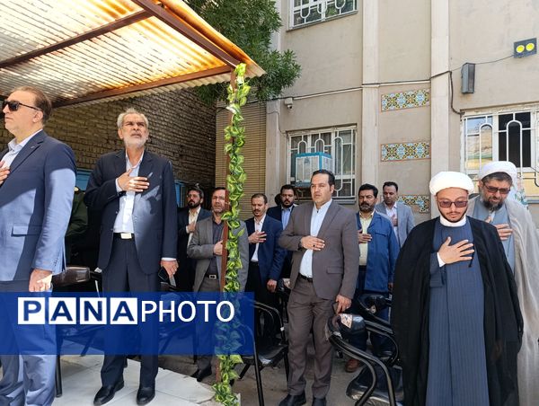نواختن زنگ سپاس معلم در دبیرستان و دبستان میرزا جعفر سروقد