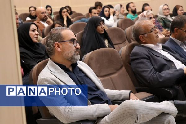 آیین تجلیل از اعضای ستاد سومین جشنواره استانی تئاتر خیابانی کودک و نوجوان‌ در دلیجان