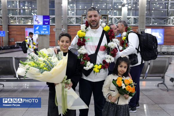 بازگشت طلایی‌پوشان بلندقامت دانش‌آموز ایران با کاپ قهرمانی