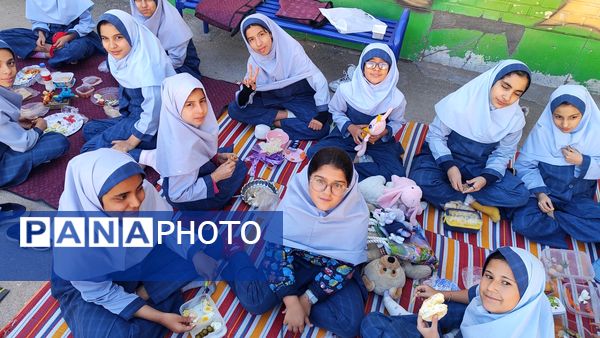 روز جهانی کودک و تخم مرغ در مدرسه شاهد خیر سجادی 