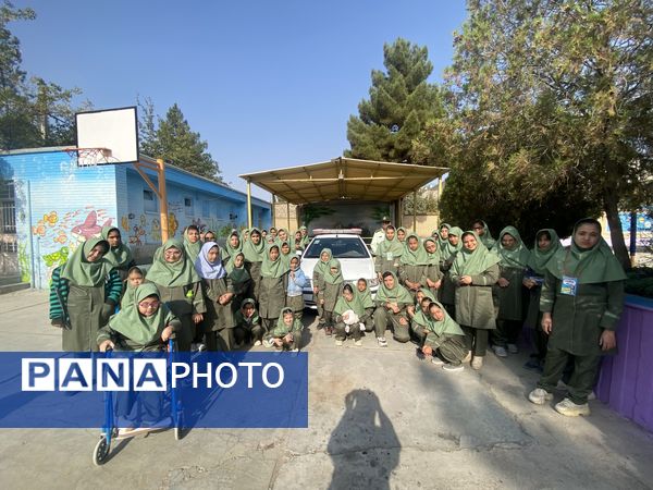 حضور سرهنگ اسماعیل اکبری رئیس کلانتری ۱۳ نیشابور در جمع دانش‌آموزان دبستان میلاد نیشابور 