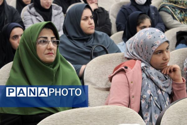 تقدیر از برگزیدگان مسابقات قرآن، عترت و نماز در گلوگاه 