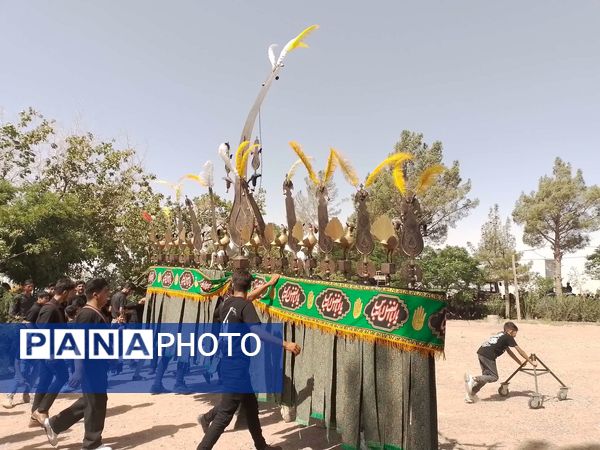 مراسم سینه زنی و علم گردانی اهالی روستای نقاب در امامزاده سید حسن روستای میرآباد