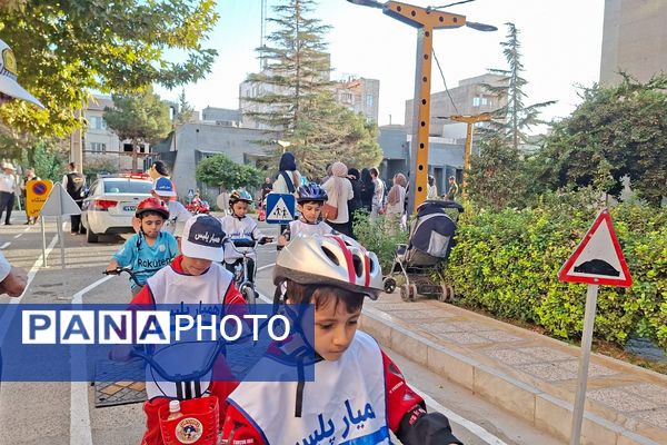 مسابقه دوچرخه‌سواری همیاران ترافیک در فرهنگسرای امام‌علی(ع) شهرک وایین شهریار