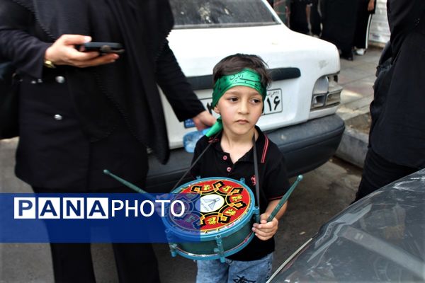 حضور پرشور کودکان قمی در دسته‌های عزاداری روز تاسوعا 