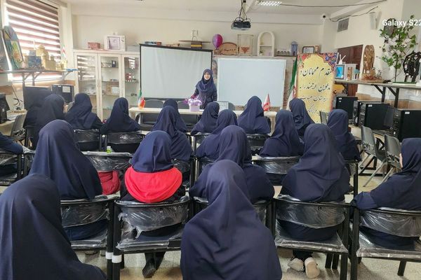 اجرای طرح «لاله‌های روشن» در دبیرستان هیات امنایی فرزانگان با هدف ترویج فرهنگ ایثار