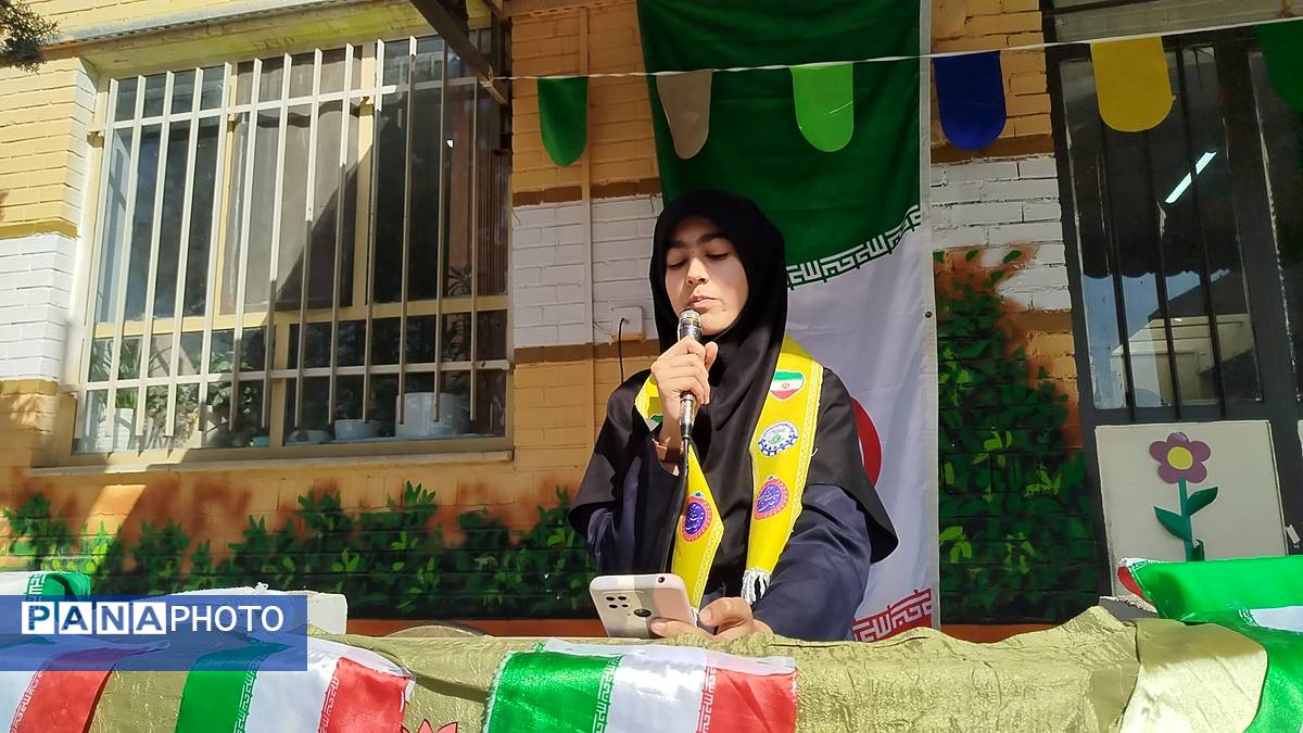 جشن‌ روز‌ دانش‌ آموز‌ در‌ دبیرستان‌ عطیه