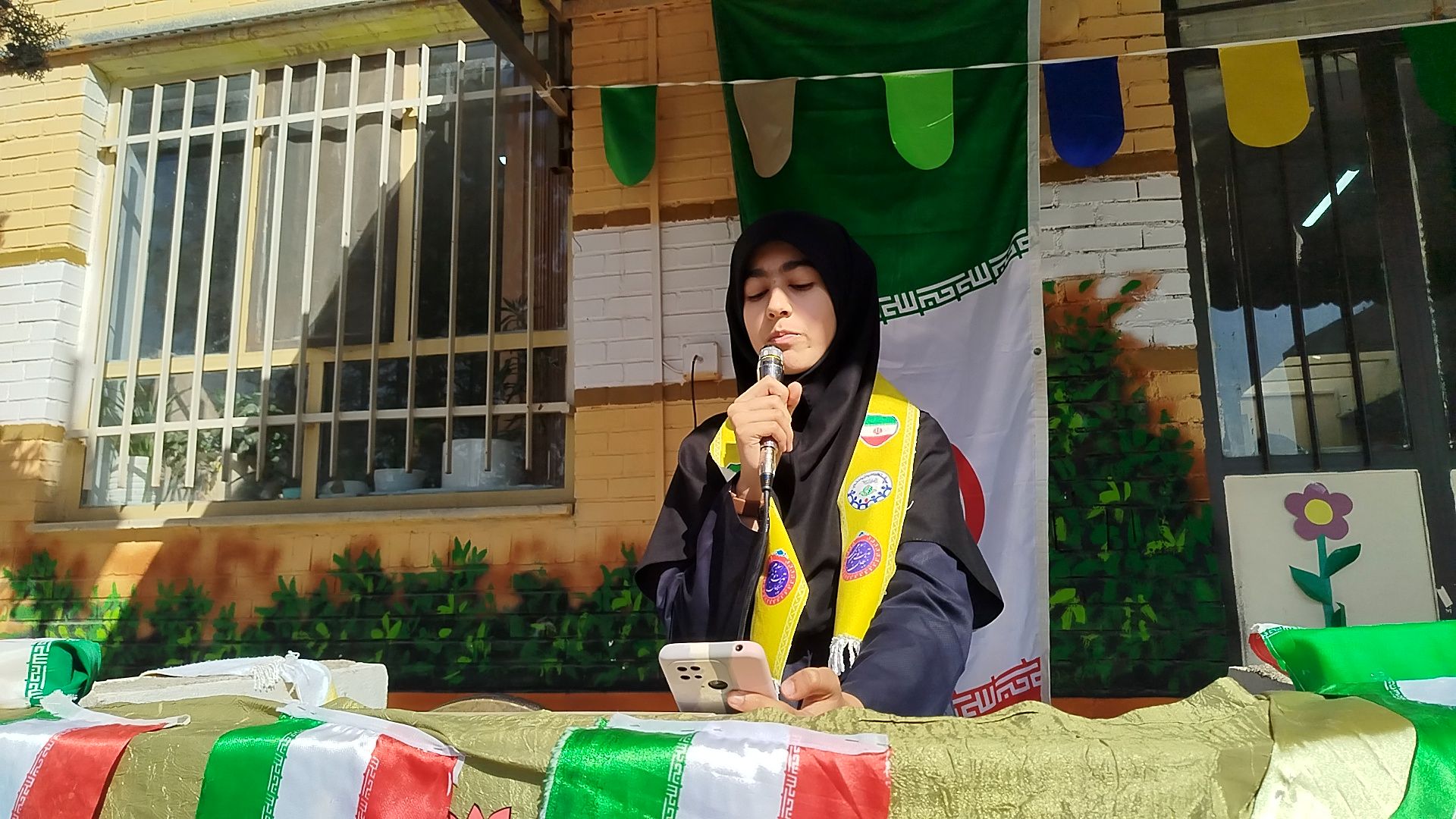 جشن‌ روز‌ دانش‌ آموز‌ در‌ دبیرستان‌ عطیه