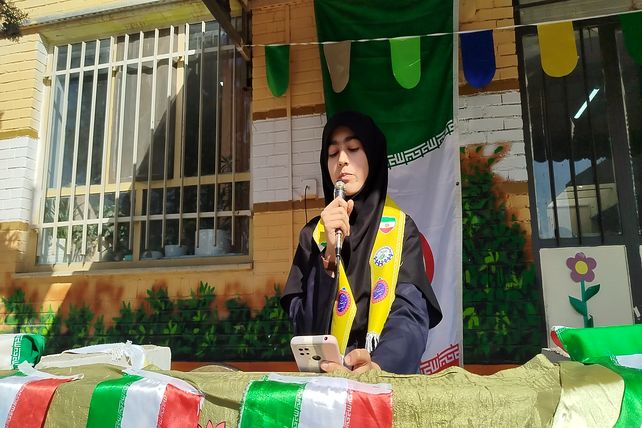 جشن‌ روز‌ دانش‌ آموز‌ در‌ دبیرستان‌ عطیه