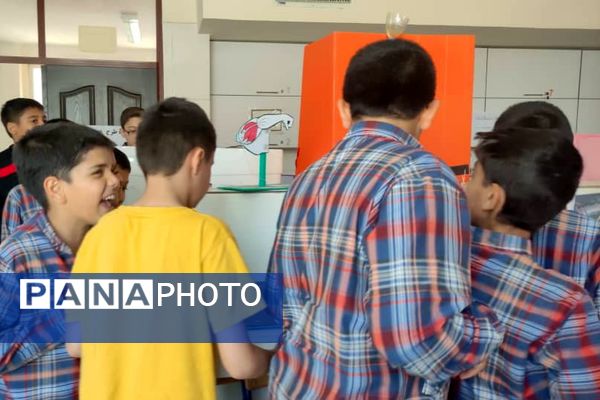 نمایشگاه آثار طرح جابر بن حیان در آموزشگاه معارف ۶ ناحیه ۳شیراز 