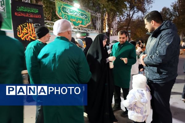 برپایی چایخانه امام رضا(ع) در موکب کوثر مسجد امیرالمومنین (ع) در بجنورد