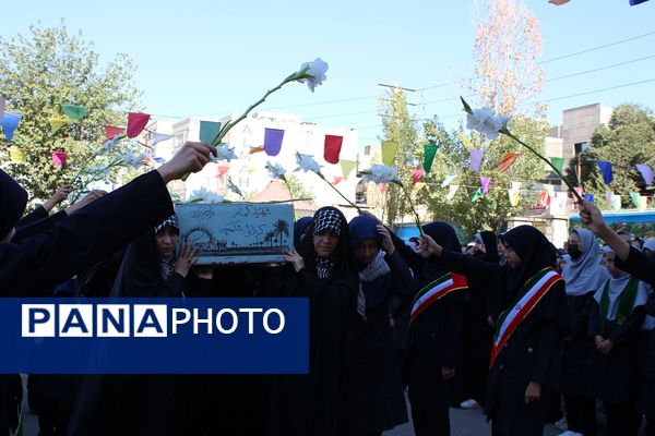 تشییع پیکر شهید گمنام در دبیرستان‌حضرت معصومه‌ ناحیه چهار کرج 