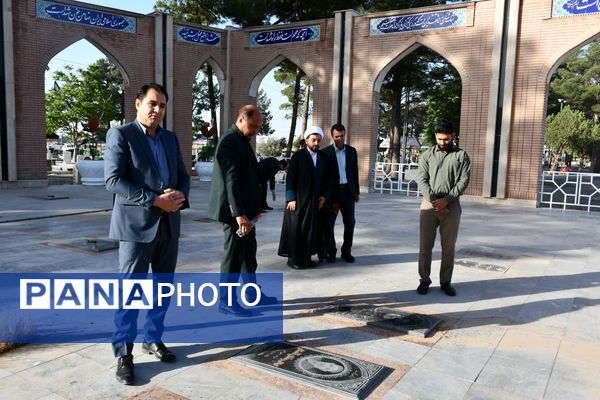 گلزارهای شهدا در هفته معلم عطرافشان شد