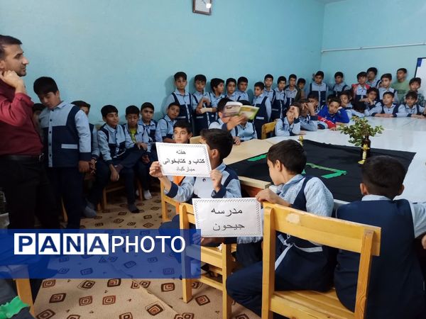 میزبانی کتابخانه امام حسین (ع) از دانش‌آموزان خاتم 