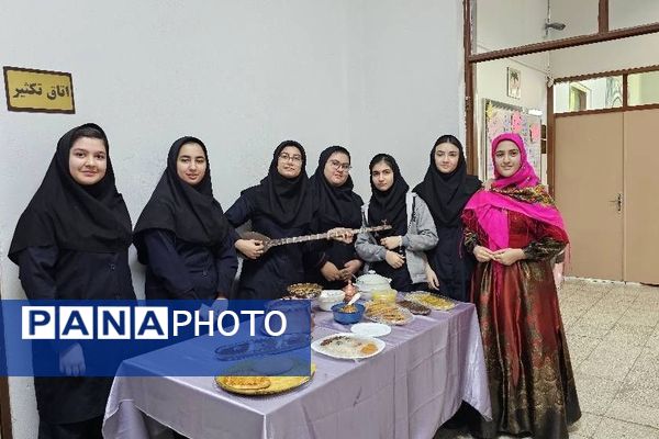 بازدید مسئول پژوهش سرای دکتر حسابی از دستاوردهای دانش‌آموزان  مدرسه شاهد شهید نوری