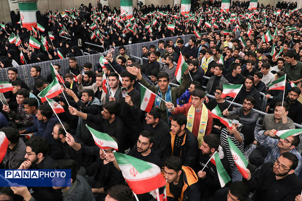 دیدار هزاران نفر از دانش‌آموزان و دانشجویان با رهبر انقلاب
