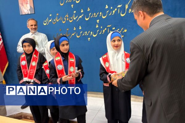 تجلیل دانش آموزان مدرسه هدی۱ از  مدیر ومعاونین آموزش و پرورش شهرستان قدس