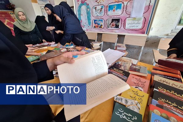 نمایشگاه کوچک کتاب در دبیرستان پویش