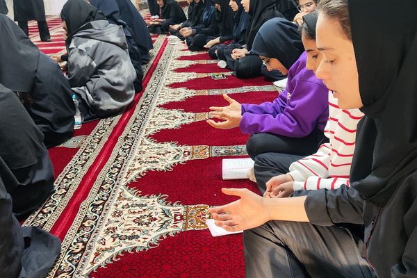 نمک‌گیر سفره مادر هستیم