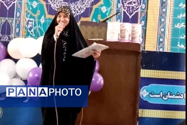 دکلمه‌خوانی دانش‌آموزان در مقابل مادران شهرستان قدس به‌مناسبت روز مادر