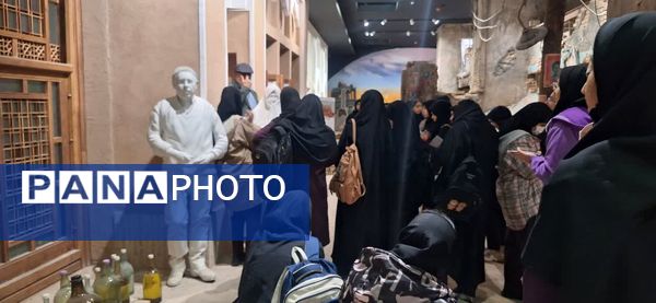 بازدید دانش‌آموزان پایه نهم دبیرستان دخترانه ابویی‌نژاد از موزه دفاع مقدس