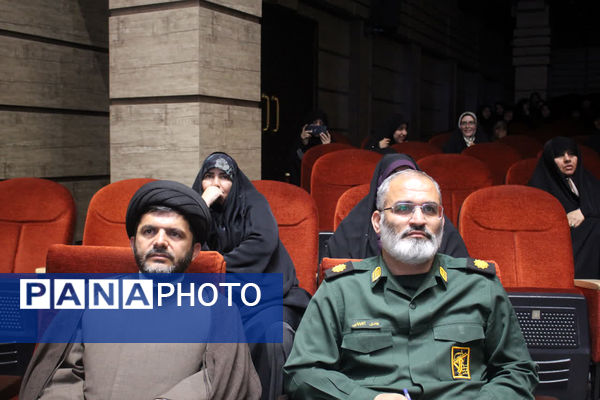 همایش تقدیر از فعالان اردوهای راهیان نور دانش‌آموزی در قم