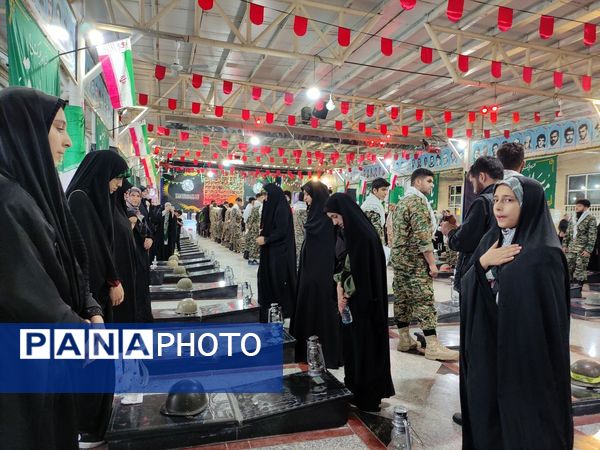 غبارروبی و گلباران مزار شهدای ملارد در رزمایش بزرگ بیت‌المقدس بسیجیان