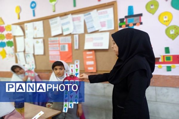 جشن یادگیری صدگان توسط دانش‌آموزان کلاس دوم دبستان شاهد نرگس