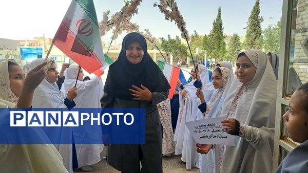 آغاز سال تحصیلی با طنین گلبانگ توحید در دبستان دخترانه ام‌البنین یزد
